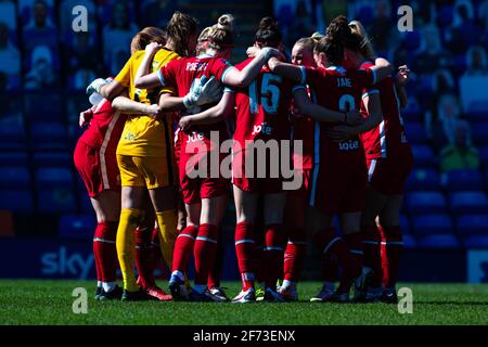 Birkenhead, Großbritannien. April 2021. Liverpool-Team huddle während des Spiels der FA Womens Championship League zwischen Liverpool und Lewes im Prenton Park Stadium in Birkenhead, England. Kredit: SPP Sport Pressefoto. /Alamy Live News Stockfoto