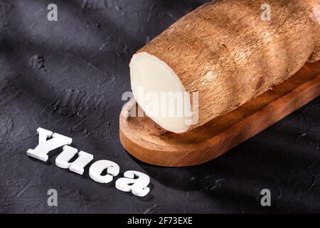 Cassava roh tuber - Manihot esculenta Stockfoto