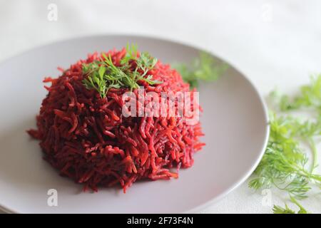 Rote Bete Pulao. Eine einfache und schmackhafte Zubereitung aus einem Topf Reis mit Basmati-Reis, Rote Beete, Zwiebeln und Gewürzen. Garniert mit frischen Korianderblättern. Sho Stockfoto