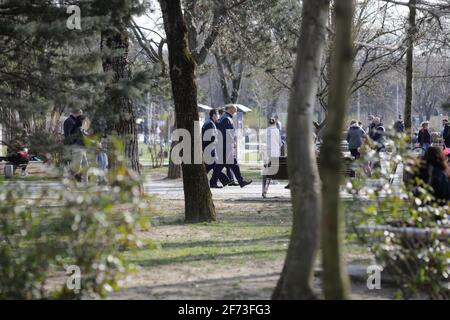 Bukarest, Rumänien – 28. März 2021: Rumänische Polizisten patrouillieren während der Pandemiebeschränkungen von Covid-19 im IOR-Park in Bukarest. Stockfoto
