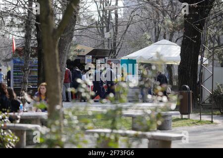Bukarest, Rumänien – 28. März 2021: Rumänische Polizisten patrouillieren während der Pandemiebeschränkungen von Covid-19 im IOR-Park in Bukarest. Stockfoto