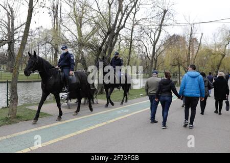 Bukarest, Rumänien – 28. März 2021: Rumänische Jandarmi auf Pferden patrouillieren im IOR-Park in Bukarest während der Covid-19-Pandemiebeschränkungen. Stockfoto