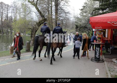 Bukarest, Rumänien – 28. März 2021: Rumänische Jandarmi auf Pferden patrouillieren im IOR-Park in Bukarest während der Covid-19-Pandemiebeschränkungen. Stockfoto