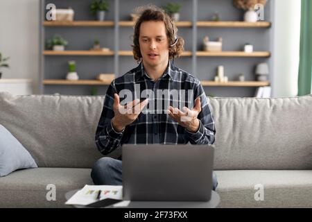 Mann Videoanrufe Am Laptop Mit Virtuellen Treffen Zu Hause Stockfoto