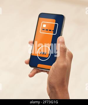 Hand mit Handy, schwarzer Mann online einkaufen Stockfoto