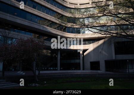 Washington, USA. April 2021. Eine allgemeine Ansicht des American Institute of Architects (AIA) in Washington, DC, am Samstag, den 3. April 2021, Inmitten der Coronavirus-Pandemie. Diese Woche haben sich die Impfraten in den USA weiter beschleunigt, da in vielen Staaten ein besorgniserregender Anstieg der bestätigten COVID-19-Fälle zu sehen war. (Graeme Sloan/Sipa USA) Quelle: SIPA USA/Alamy Live News Stockfoto