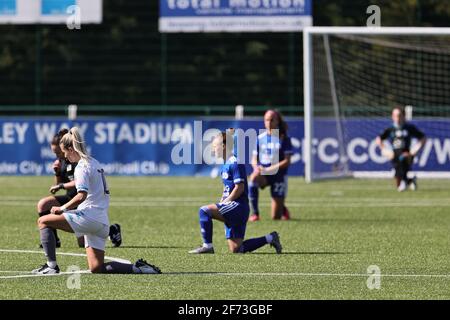 LOUGHBOROUGH, Großbritannien: Die Spieler knieen zur Unterstützung von BLM vor dem Auftakt des FA Women's Championship-Spiels zwischen Leicester City und London Lionesses am Sonntag, den 4. April 2021 im Farley Way Stadium, Quorn, Loughborough. (Kredit: James Holyoak) Kredit: MI Nachrichten & Sport /Alamy Live Nachrichten Stockfoto