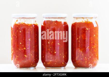 Gläser gefüllt mit Tomatensauce Stockfoto