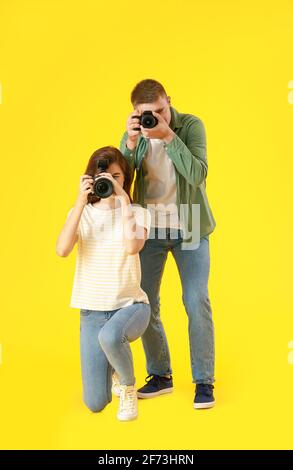 Junge Fotografen auf farbigem Hintergrund Stockfoto