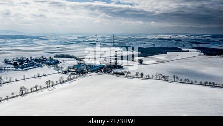 Verschneite Winterlandschaft Mit Abgelegener Siedlungen Und Windenergieanlagen In Österreich Stockfoto