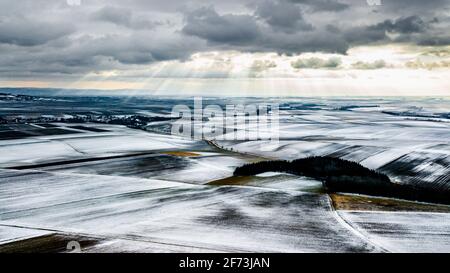 Luftaufnahme Der Winterlandschaft Mit Entlegenden Siedlungen Und Schnee Abgedeckte Felder In Österreich Stockfoto