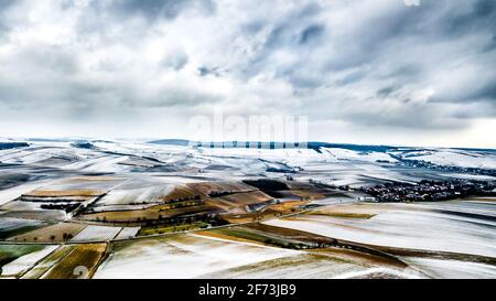 Luftaufnahme Der Winterlandschaft Mit Entlegenden Siedlungen Und Schnee Abgedeckte Felder In Österreich Stockfoto