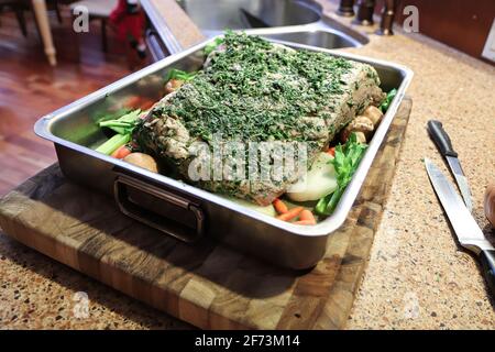 Nahaufnahme eines rohen Briskets in einer Pfanne mit Kräutern Oben Stockfoto