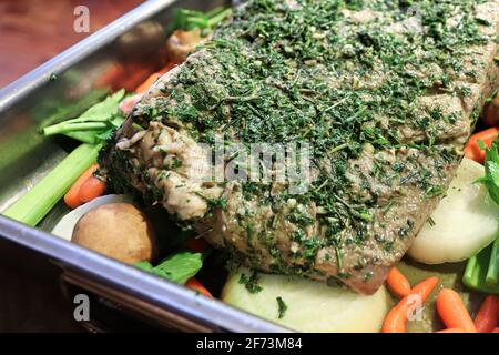 Nahaufnahme eines rohen Briskets in einer Pfanne mit Kräutern Oben Stockfoto