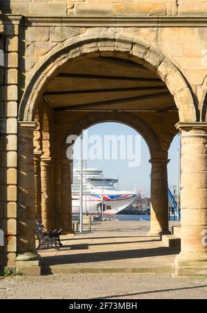 P&O Cruises Kreuzfahrtschiff Azura legte an North Shields auf dem Fluss Tyne während der Covid Pandemie, Nordostengland, Großbritannien Stockfoto