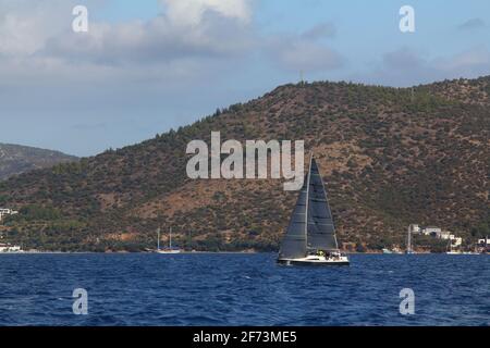 Bodrum, Türkei. 08. Oktober 2017: Segeln im Wind durch die Wellen am Meer. Nahaufnahme von Segelbooten, Segelbooten oder Jachten auf See mit weißen Segeln Stockfoto