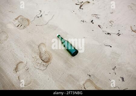 Die Glasflasche am Strand. Flasche mit einer Botschaft oder dem Konzept der Bekämpfung der Wasserverschmutzung Stockfoto