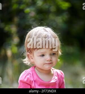 Trauriges Kind. Einsames kleines Mädchen im Freien Stockfoto