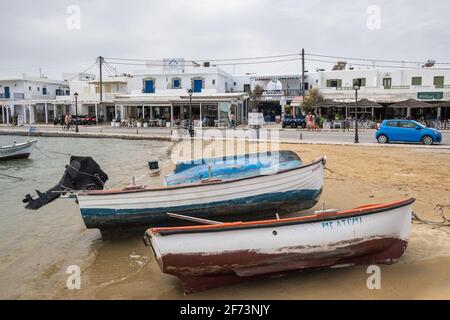 Antiparos, Griechenland - 28. September 2020: Boote im Hafen der Insel Antiparos, Griechenland Stockfoto