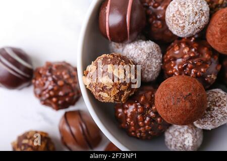 Schüssel mit süßen Schokoladenstückchen auf hellem Hintergrund, Nahaufnahme Stockfoto