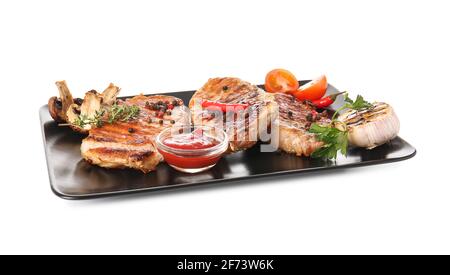 Teller mit leckerem Steak und Gewürzen auf weißem Hintergrund Stockfoto