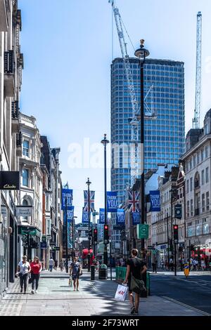 Straßenszene der Oxford Street mit dem Centre Point Gebäude im Hintergrund, London, England, Großbritannien. Stockfoto