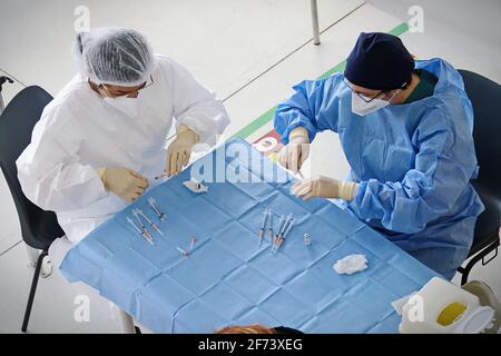 Vorbereitung von Spritzen mit Impfstoffdosis, bereit für die Impfung im italienischen Impfzentrum. Turin, Italien - April 2021 Stockfoto