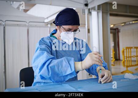 Vorbereitung von Spritzen mit Impfstoffdosis, bereit für die Impfung im italienischen Impfzentrum. Turin, Italien - April 2021 Stockfoto