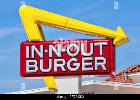 In-N-Out-Schild gegen blauen Himmel Stockfoto