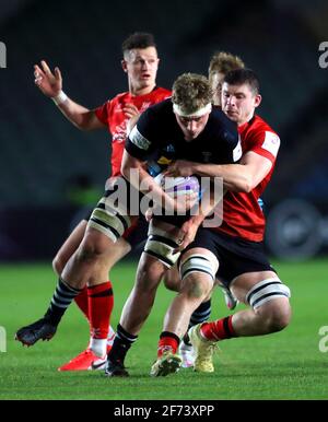 Jack Kenningham (Mitte) von Harlequins wird vom Ulster Rugby-Spieler Nick Timoney (rechts) während des Heineken Challenge Cup-Spiels in Twickenham Stoop, London, angegangen. Bilddatum: Sonntag, 4. April 2021. Stockfoto