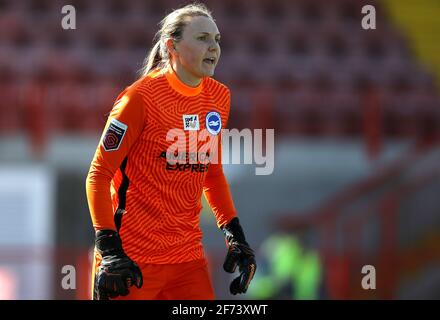 Crawley, Großbritannien. April 2021. Megan Walsh von Brighton und Hove Albion während des FA Women's Super League-Spiels zwischen Brighton & Hove Albion Women und Manchester United Women im People's Pension Stadium am 4. April 2021 in Crawley, Großbritannien Credit: Paul Terry Foto/Alamy Live News Stockfoto