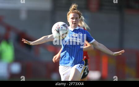 Crawley, Großbritannien. April 2021. Felicity Gibbons von Brighton und Hove Albion während des FA Women's Super League Spiels zwischen Brighton & Hove Albion Women und Manchester United Women im People's Pension Stadium am 4. April 2021 in Crawley, Großbritannien Credit: Paul Terry Foto/Alamy Live News Stockfoto