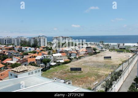 Rio de Janeiro, Brasilien, 4. April 2021. Land, das für den Bau von drei Bausteinen im Viertel Barra da Tijuca im Westen genutzt werden soll Stockfoto