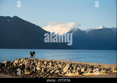 Eine Familie genießt den Blick auf Howe Sound im Porteau Provincial Park. Der Sea to Sky Highway, der von Vancouver nach Squamish und Whistler führt. Stockfoto