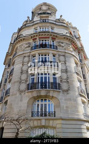 Traditionelle französische Haus mit typischen Balkonen und Fenstern. Paris, Frankreich. Stockfoto