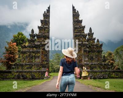 Weibliche Reisende an berühmten Toren des Hindu-Tempels in Bali, Indonesien. Stockfoto