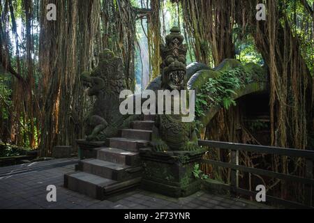 Steinbrücke über Schlucht am heiligen Affenwald-Schutzgebiet in Ubud, Bali, Indonesien. Stockfoto