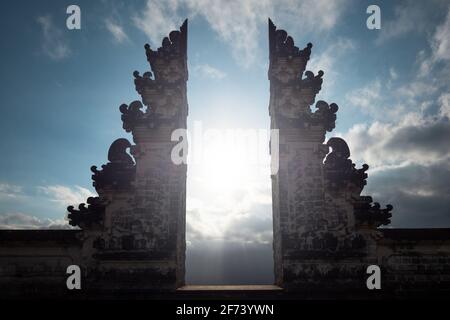 Pura Lempuyang Tempel aka Gates of Heaven bei Sonnenaufgang in Bali, Indonesien. Stockfoto