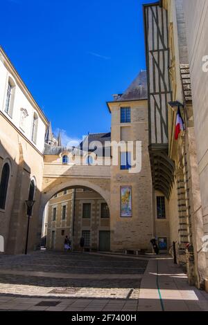 Angers, Frankreich - 23. August 2019: Rue du Musee in der Innenstadt von Angers im Département Maine et Loire, Frankreich Stockfoto