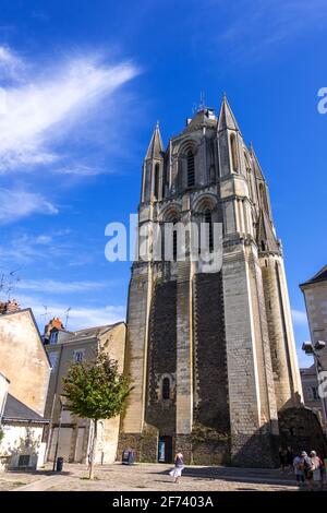 Angers, Frankreich - 23. August 2019: Turm der Abtei von Saint-Aubin und der Place Saint-Eloi in der Innenstadt von Angers im Département Maine et Loire, Frankreich Stockfoto