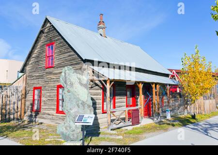 Das Äußere des historischen McBride Museums in Whitehorse, Yukon Territory, Kanada. Stockfoto