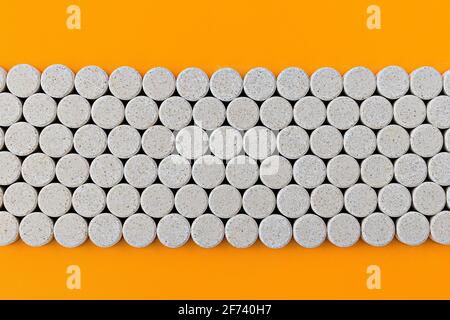 Nahaufnahme von Kautabletten mit DGL (Süßholzwurzel-Extrakt). Ernährungskonzept. Nahrungsergänzungsmittel topview Stockfoto