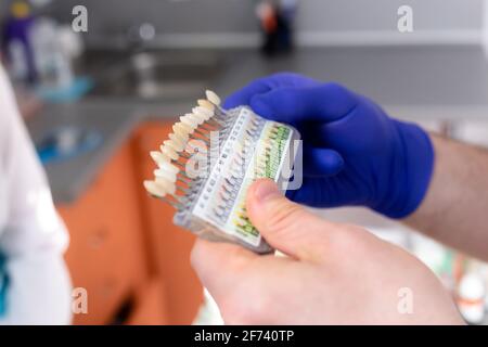 Zahnfarbtabelle in den Flüssen des Zahnarztes. Vita-Skala. Stockfoto