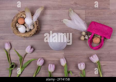 Osterfeiertag Dekoration Design mit Eiern Federn Tasche Tulpen. Schöne Dekoration östlichste mit Eierblumen und Korb traditionelle Feier. Stockfoto