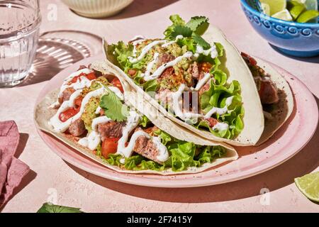 Tacos mit gegrilltem Hähnchen, Avocado, frischer Salsa-Sauce und Limetten. Gesunde Low Carb und fettarme Mittagessen oder Essen für Unternehmen. Diät und Gewichtsverlust con Stockfoto