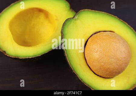 Nahaufnahme eine reife Avocado-Frucht, halbiert isoliert auf geschnitten Weißer Hintergrund Stockfoto