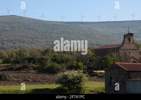 Ländliche spanische Landschaft mit Windturbinen in Folge Die Hügel Stockfoto