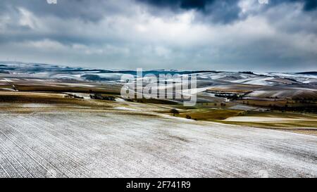 Luftaufnahme Der Winterlandschaft Mit Entlegenden Siedlungen Und Schnee Abgedeckte Felder In Österreich Stockfoto