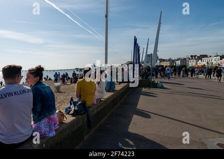 Southend, Essex, Großbritannien 4. April 2021: Besucher der Strandpromenade von Southend genießen die entspannenden britischen Sperrbeschränkungen an einem sonnigen Osterfeiertag. Stockfoto