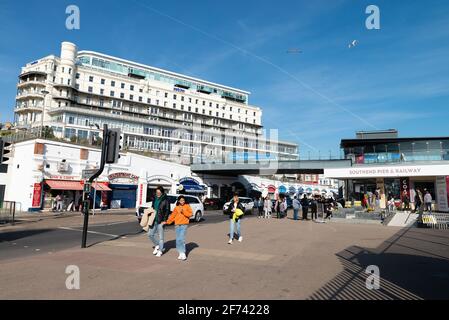 Southend, Essex, Großbritannien 4. April 2021: Besucher der Strandpromenade von Southend genießen die entspannenden britischen Sperrbeschränkungen an einem sonnigen Osterfeiertag. Stockfoto